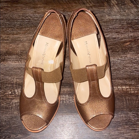 Modern Vintage Brown T-Strap Heels for Stylish Outings - Picture 1 of 4